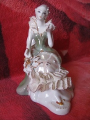Старинная фарфоровая статуэтка  девушки 