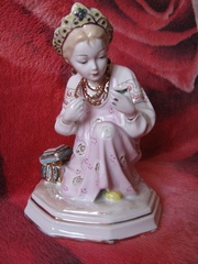 Старинная фарфоровая статуэтка  девушки с зеркалом